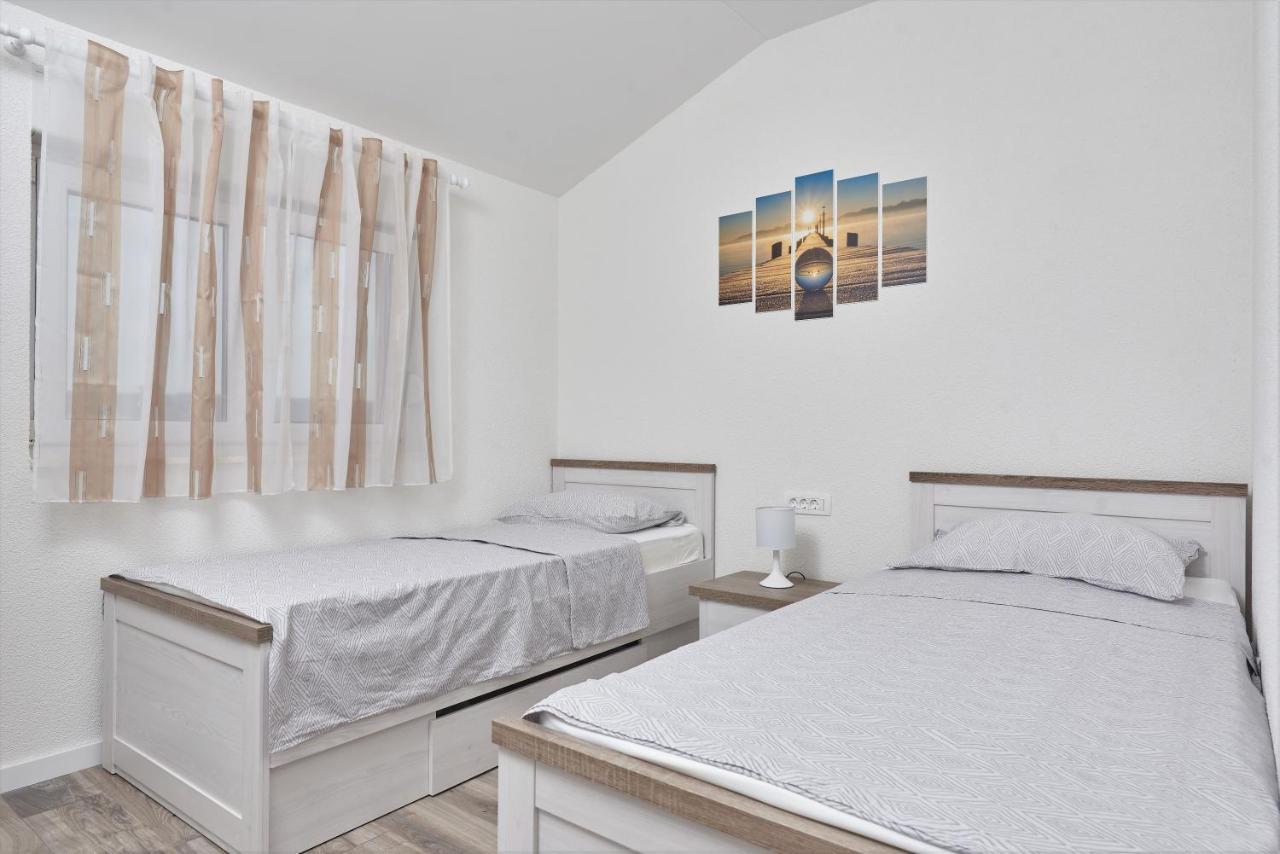 Kaštela Apartments & Rooms Seaside מראה חיצוני תמונה