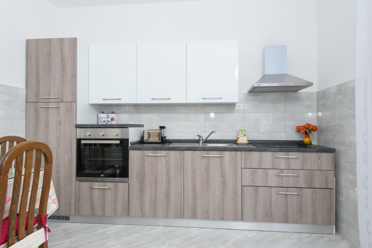 Kaštela Apartments & Rooms Seaside מראה חיצוני תמונה